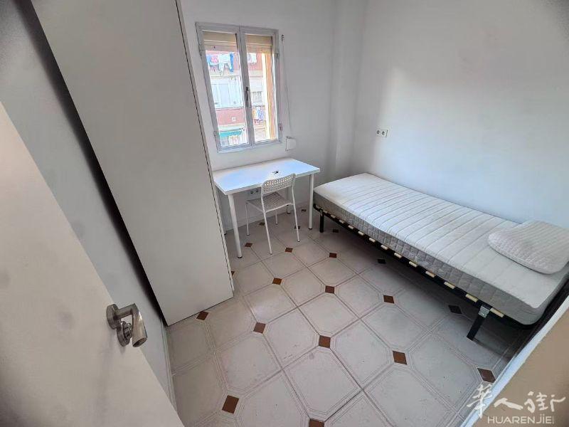 马德里阳光房出租 租金260 无中介费位置 getafe 套房出租其中一间，全配家具，阳光充足明亮宽敞 交通方便 环境适宜。租期：12月29日-3月31日房租260 包水电网络费有意联系微信:  vtvtvyvy