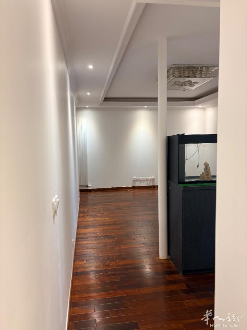 lille 里尔最热闹地段 安全 便利。 月 包杂费 （暖气已包含）。有需要的电联0660633223