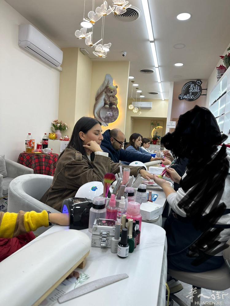 b线专业美甲店中熟练美甲师一枚！工作环境好，喜欢工作热情有责任心！底薪高加提成！