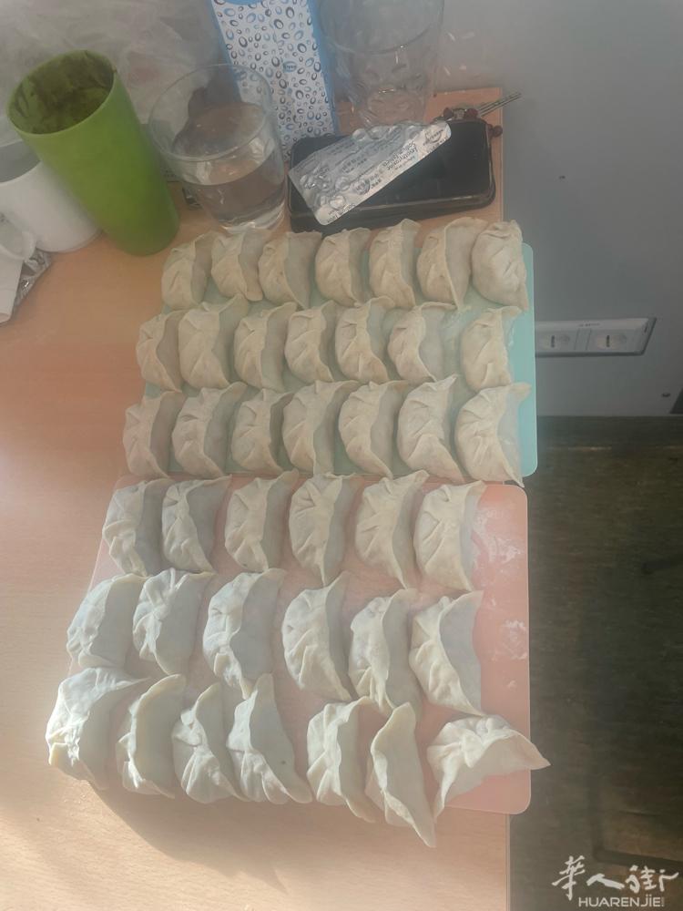 本人男41岁，干过厨房油锅炒锅，会做饺子，勤劳踏实肯干。寻找私图加特周边的餐厅。