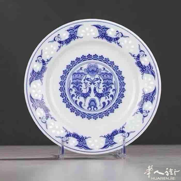 大量高质量精品高温釉下青花盘。景德镇陶瓷盘，货主运来参加意大利陶瓷展的，大部分被