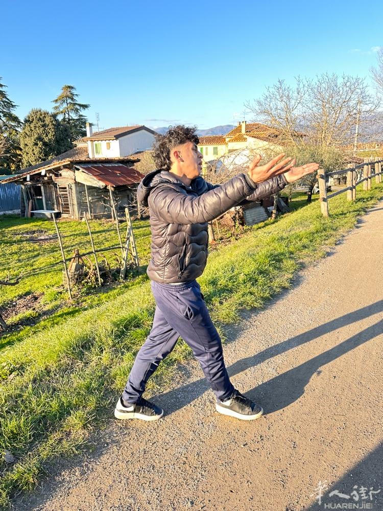 这个人白天抢劫中国人，还有一个个子高的，一起在嘎咋里和嘎恰那这个散步小路上，同胞