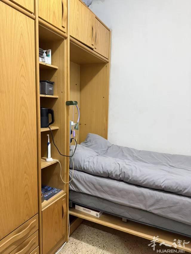巴塞colt有单人间出租，楼下就是地铁口，购物方便