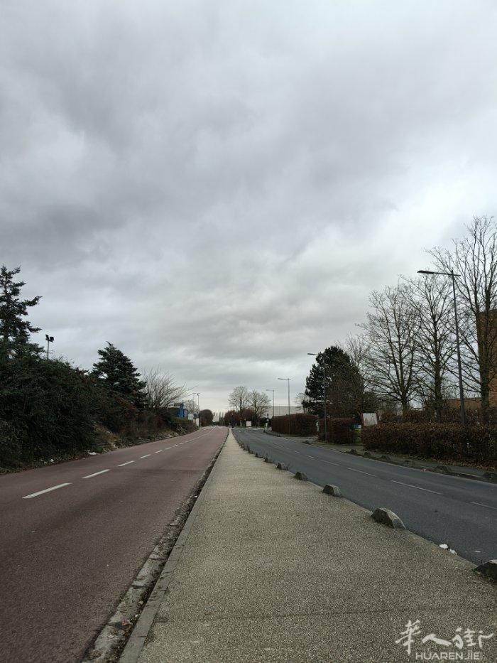 93区La courneuve 6 routes有一个房间找搭铺，门口 就是T1