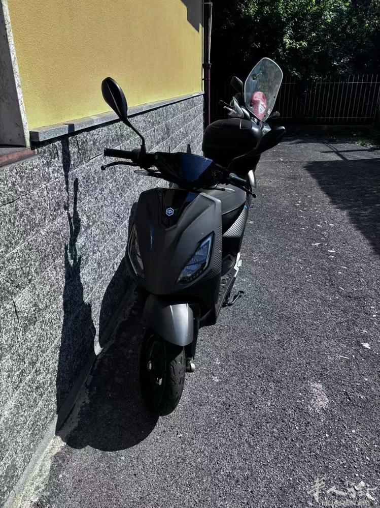 出售Piaggio 1 Active电动摩托车，行驶约1700公里。 电池可拆卸