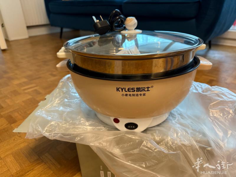 全新电煮锅带蒸笼28cm直径。还是自用款，自己家里冬天吃火锅，早上蒸包子馒头鸡蛋