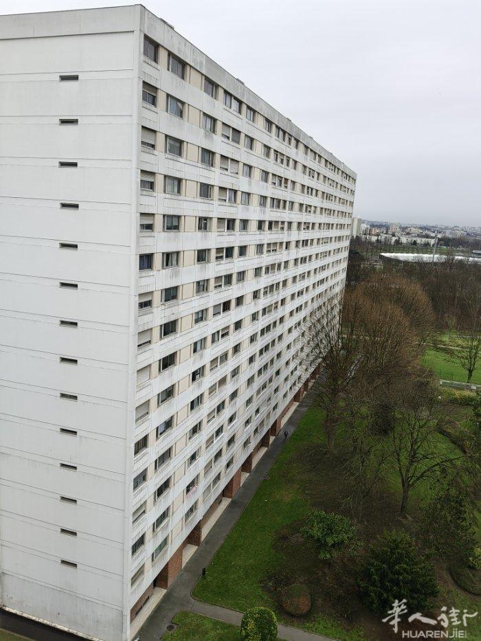 93区La courneuve 6 routes有一个房间找搭铺，房子是套房，不