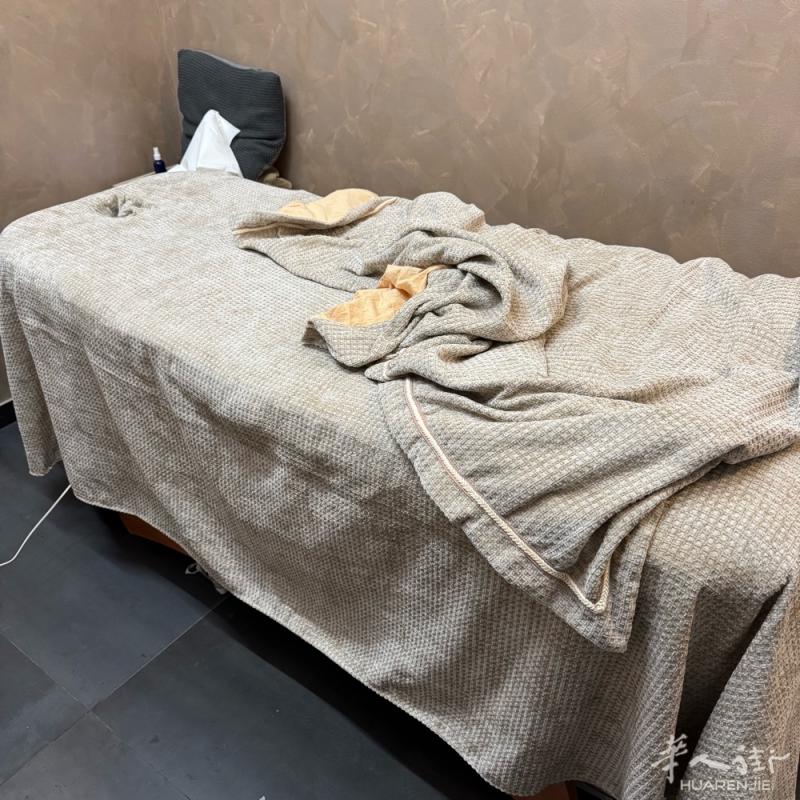出售按摩床一张198x70，没咋用因为买了新的所以出掉，80€直接自提