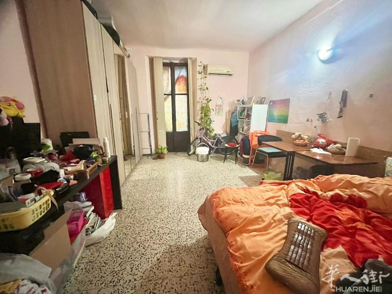 Via Padova 223一室一厅出售。56平，一楼（中国的二楼），有阳台。售价15万。楼下有56路公交车，离绿线地铁Crescenzago也不远。意佳房产中介电话3338031571，微信c3338031571