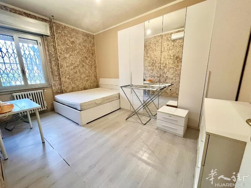 黄线地铁Comasina附近三室一厨一卫出售。Via Val di Bondo 9，在0层。75平方，带家具，可拎包入住！售价21.5万。自住或者出租投资的好选择！意佳房产中介电话3338031571，微信c3338031571