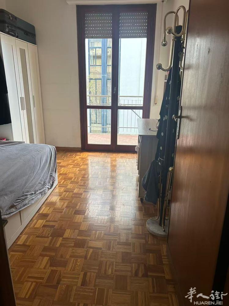 Prato wallart酒店旁边有房间搭铺，环境干净整洁，适合单身女性上班族优