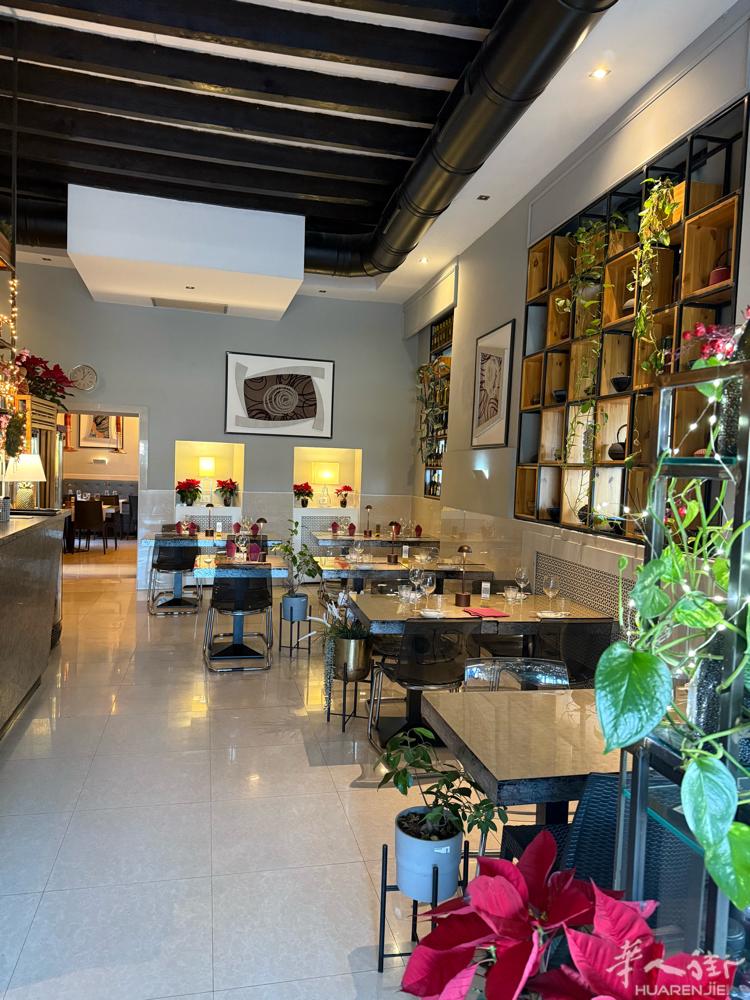 Via Ascanio sforza米兰，十二年老店，中日料店，里面七八十位，花