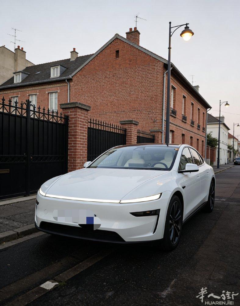 来巴黎旅行或出差，需要包车 / 接送机都可以找我～ 车型：Tesla Model
