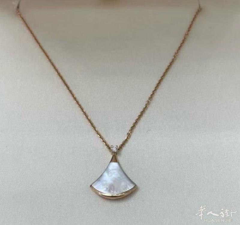 便宜出 宝格丽项链1300可以小刀 没有包装盒 项链无瑕疵 面交给 只要现金 （
