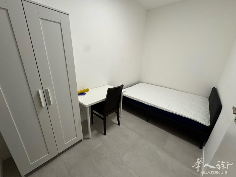 quarto oggiaro,certosa区分出租一个单间，楼下就是57路直达