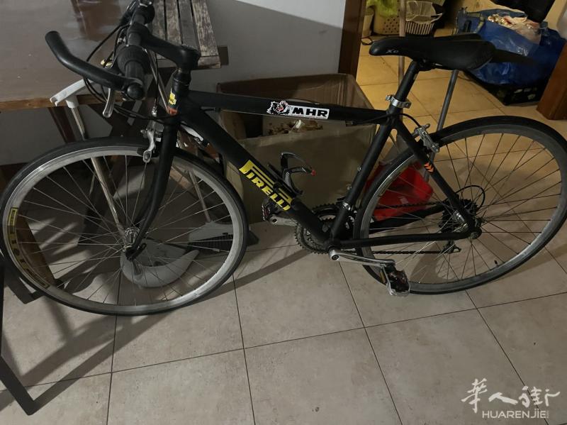 自行车出售。公路赛车。还有一辆山地车。 有自行车爱