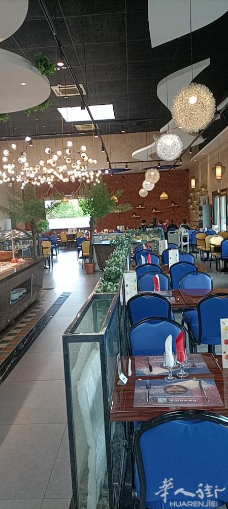 位于法国勒芒（Le Mans，72000）的一家自助餐厅转让。 餐厅室内座位20