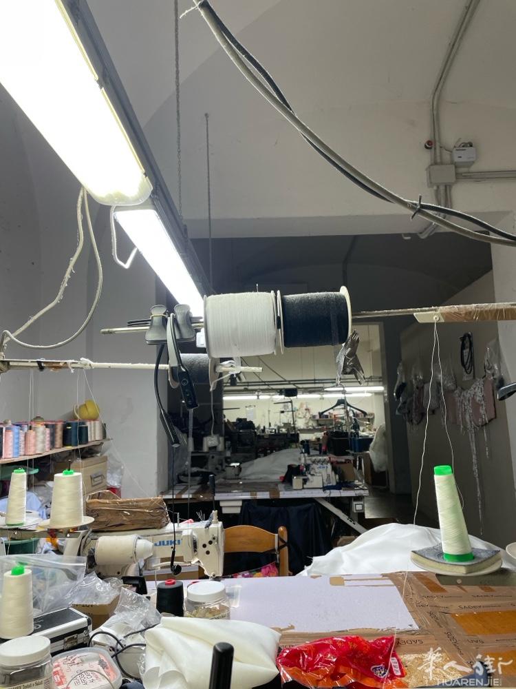 Empoli市中心coop附近布衣工厂带机器转让 联系电话377824869