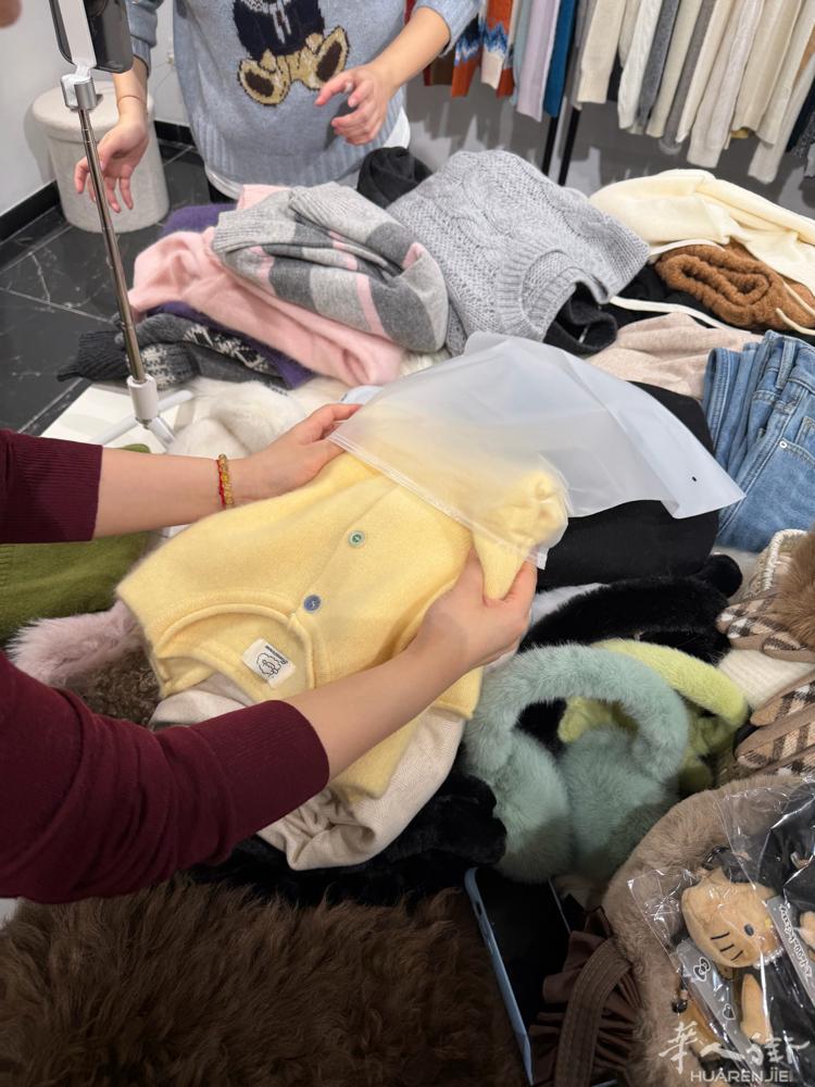 米兰华人街实体女装店  纯羊毛羊绒毛衣49一件 119三件意大利包邮 每周定期小