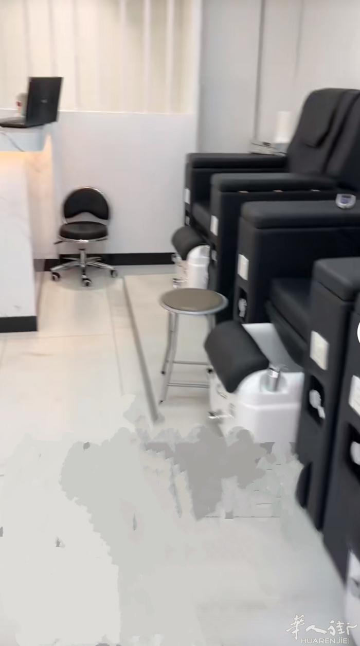 美甲店转让 或者 股份50%转让 位于17区 富人区 近凯旋门   因股东亦是情