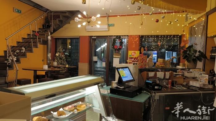 本店纯酒吧，位于NOVARA 边上trecate小镇市中心，生活方便！