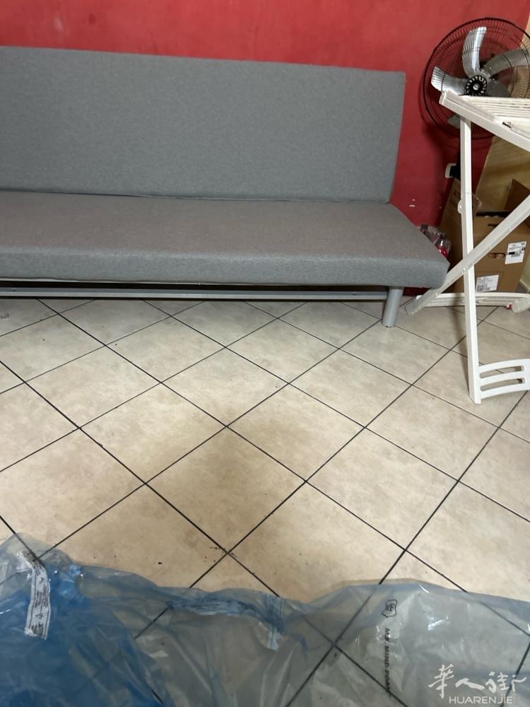 星期五卖伞厂附近conad附近有搭铺 是客厅 拉帘的 沙发床往外搭有意者请来电