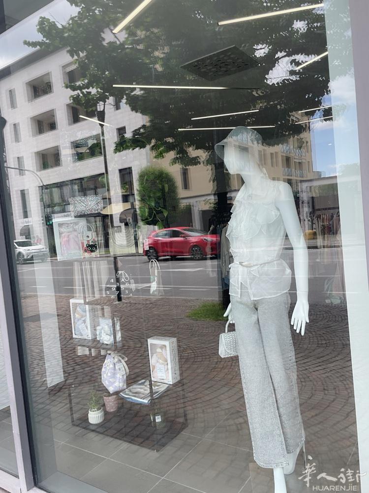 Bergamo市中心100平方服装店带修改店转让，隔壁是ESSELUNGA ，对
