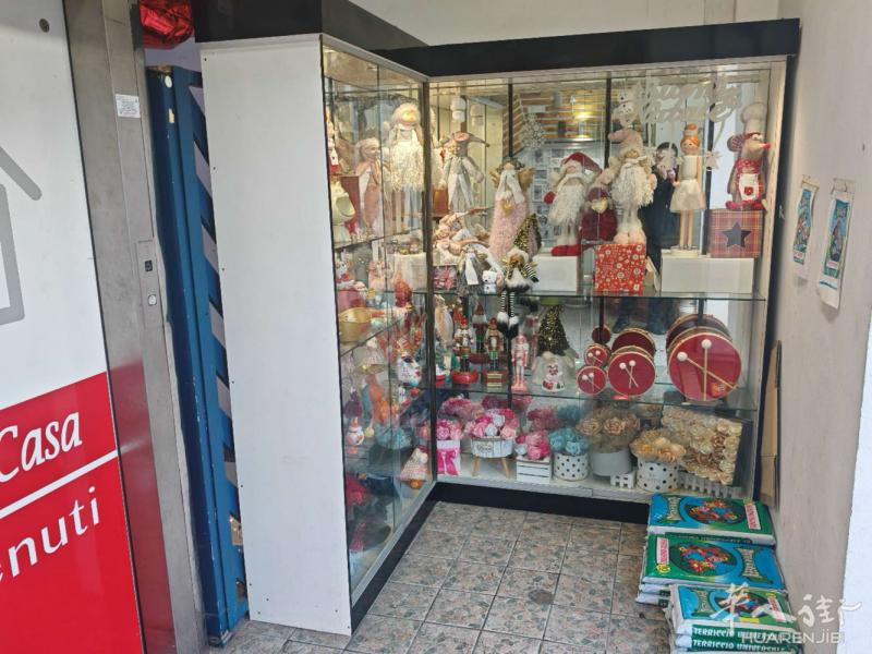 napoli 周边 400平 米兰货架转让 成套带横杆跟勾 算帐的柜台 展示柜