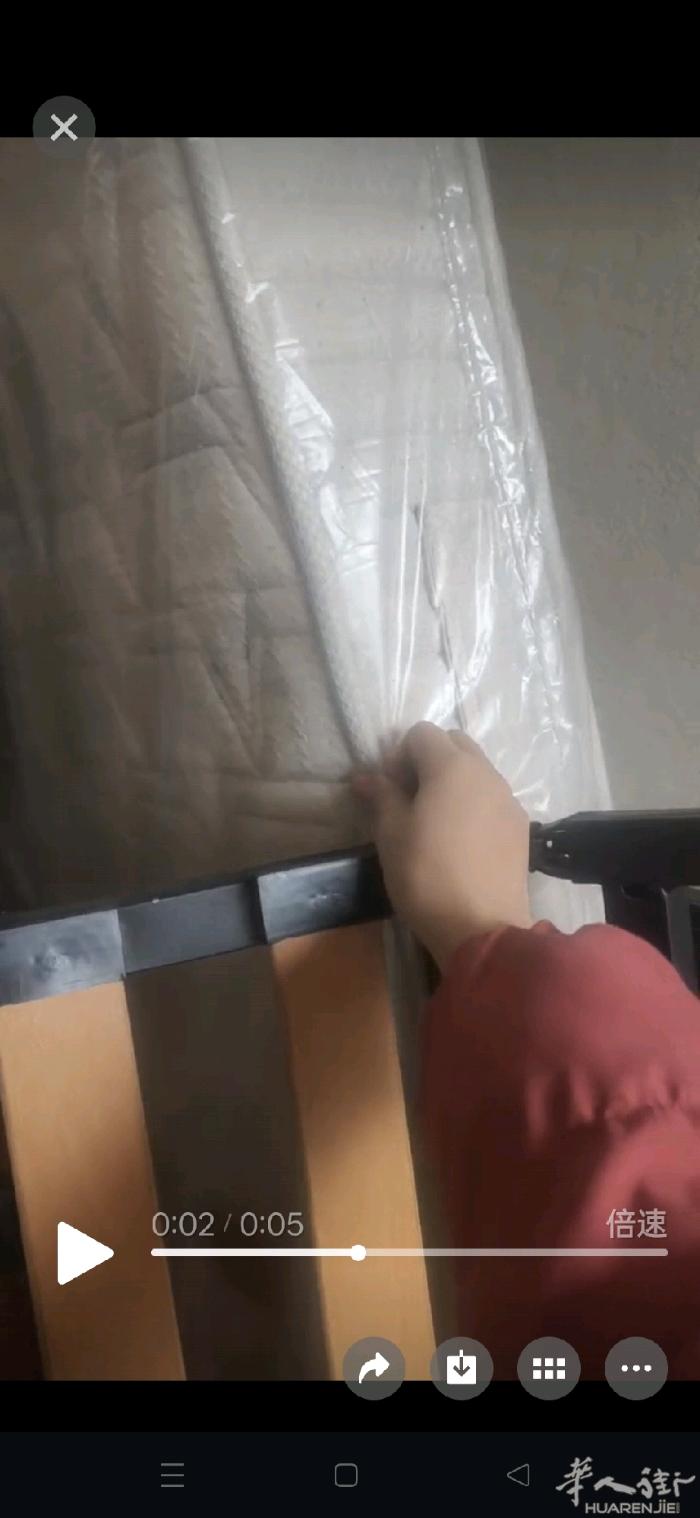 闲置单人床垫和圆桌面，低价转让，床垫20.桌面10.一起拿走免费送单人床架!