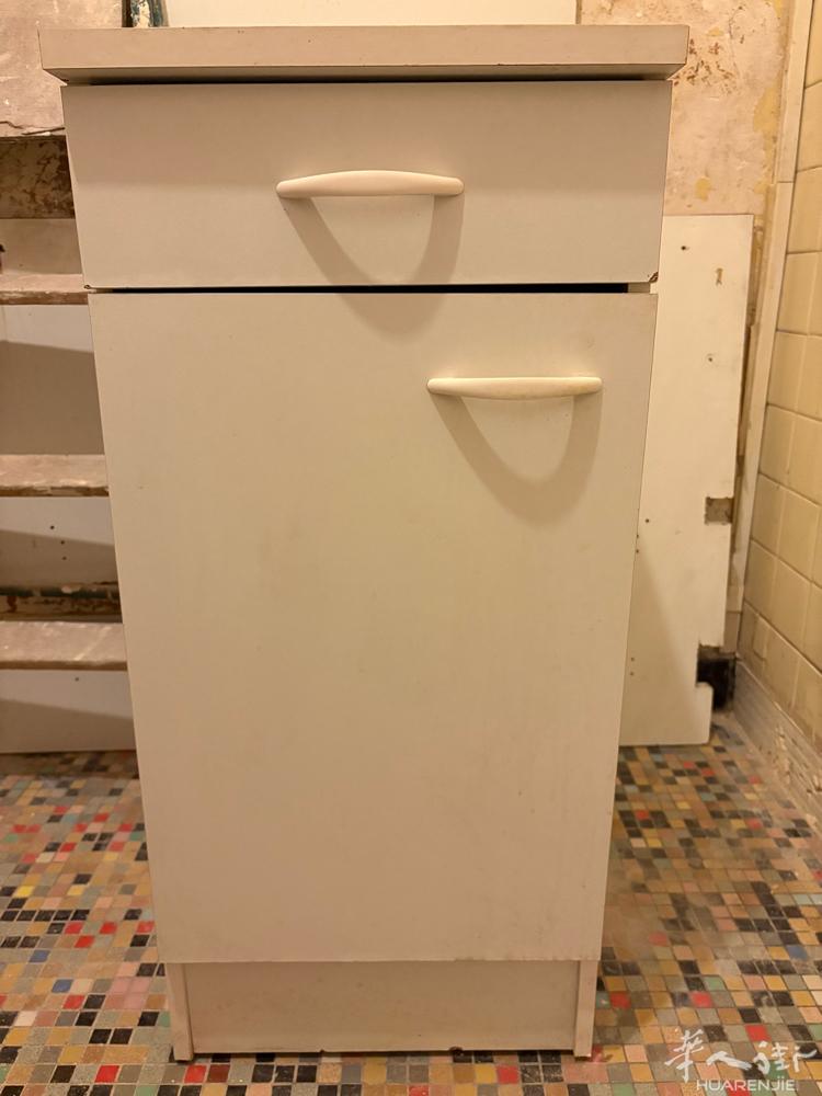 低价出售一个白色小柜子，10欧，长40cm，宽60cm，高87c m。
