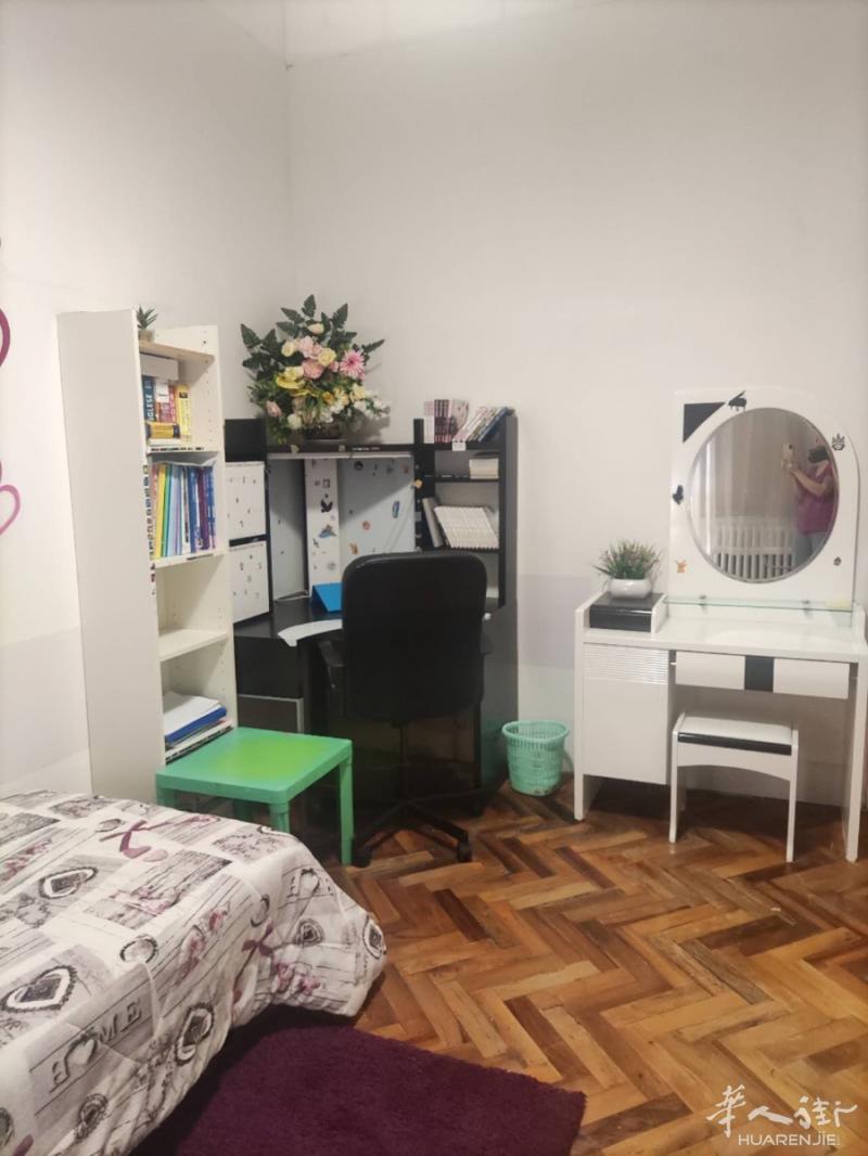 佛罗伦萨单间出租 🏠佛罗伦萨市中心出租一大单间💰房租650欧全包！押一付一📍地理位置绝佳，佛罗伦萨市中心距离佛罗伦萨音乐学院、佛美术学院走路只需1分钟（只隔一条街，拐弯即可到）🚌距离圣马可San Marco走路30秒，大型公交站，交通方便☀️房间采光好，限住一人📖无合同，有暂住证🎓最好是学生，音乐生不可在家练琴唱歌邻居会投诉💖要求讲卫生爱干净的租客🌸一个月中介费，即刻起租有意者联系微信：wxid_ifxzmiikoc9422谢谢！