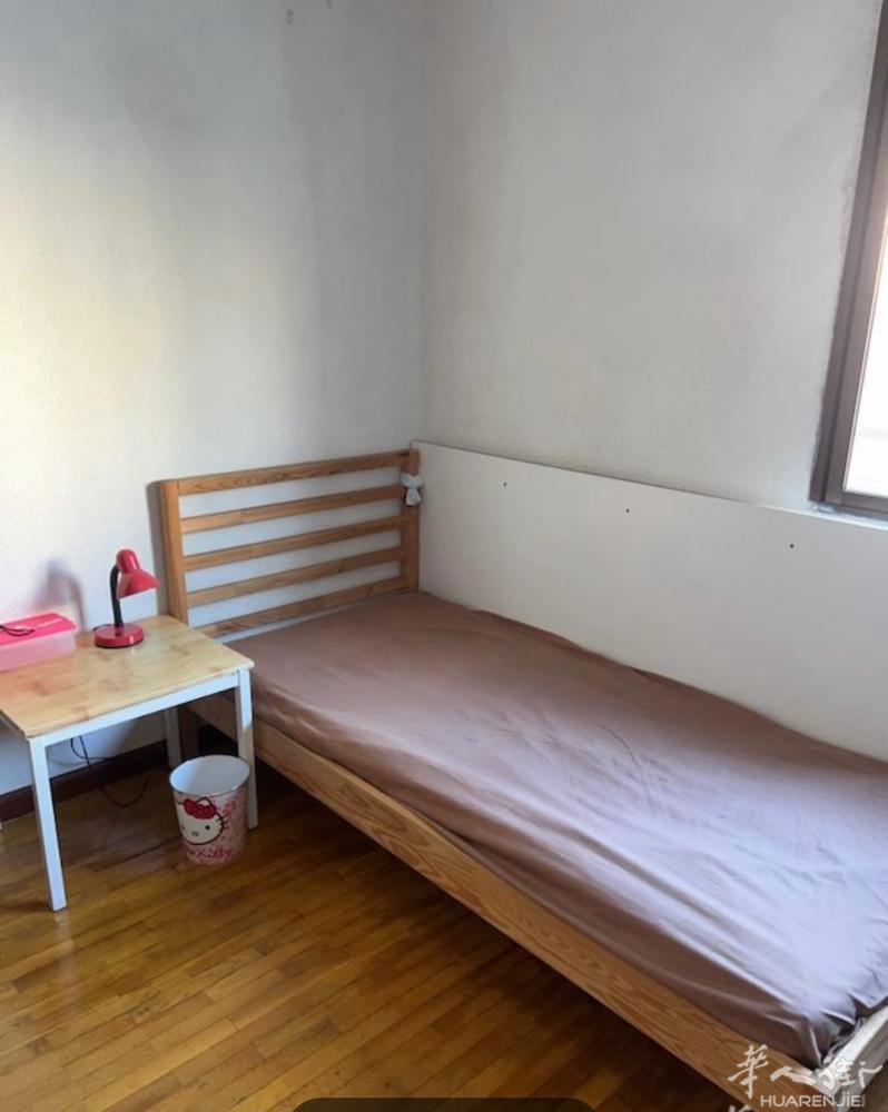 小房间出租usera大街24小时药店后面，离亚洲货行地铁口很近，包水电网络，租上