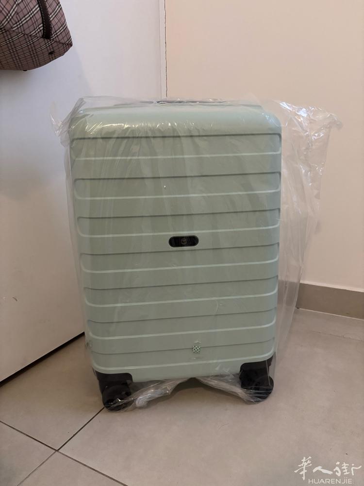 出全新20寸行李箱，28€，位于92省和14区隔一条大路，自取。