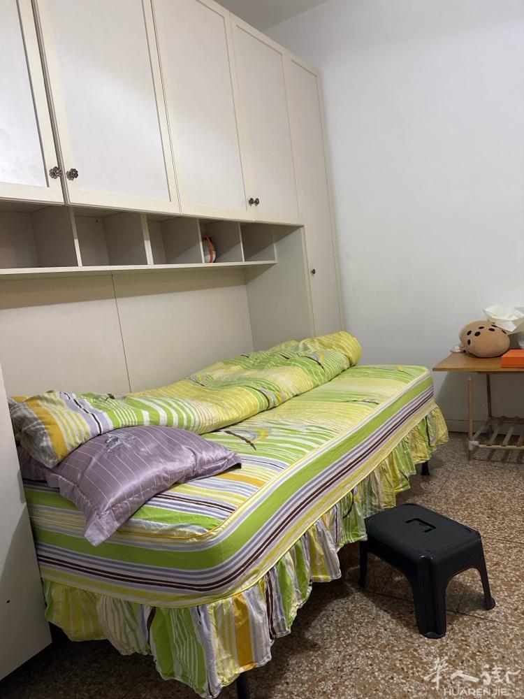 绿线地铁口。房间出租 piazza abiategrasso milano 请发
