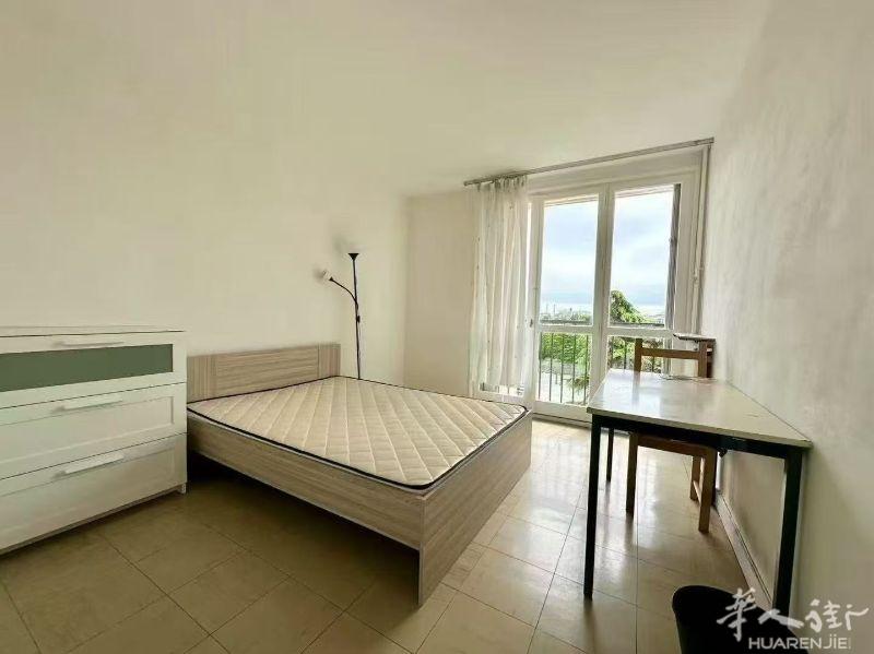 庞沄房源：100 rue Jean le Galleu 94200 Ivry sur Seine 57平 3间大床房招租。94200 Ivry sur Seine 全新装修公寓热租！地铁7号线Mairie d’Ivry 走路5分钟。57平，3间独立房间➕餐厅。带浴缸的浴室， 美式厨房 朝南 (采光极佳)，中央供暖；法国4楼，共7楼，有电梯；视野开阔，空气清新，安静舒适带停车位和cave 外墙整洁，内部维护干净清爽，全新全配，入住无忧。DPE :D。 租金：分租每间房600欧/整租1500欧押二付