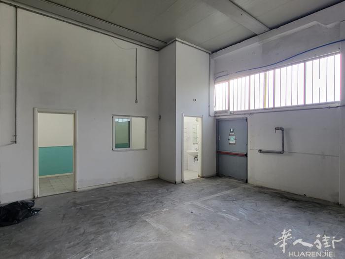 Bagnolo家家卖附近，空工厂，500平方米，证件齐全，可开工厂或烫厂等，房租