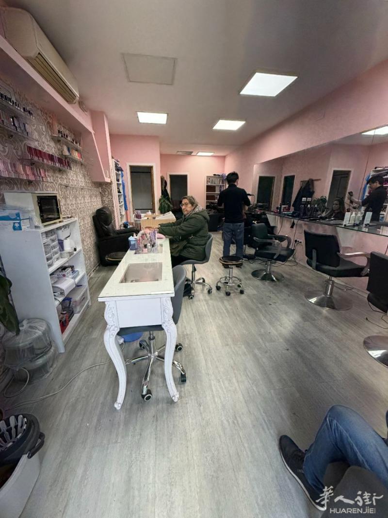 塞维利亚市区理发美甲店 低价转让，生意稳定有上升空间 位置优越交通便利 （也在招理发师和美甲师） 微信QTxiaosss 电话641858248