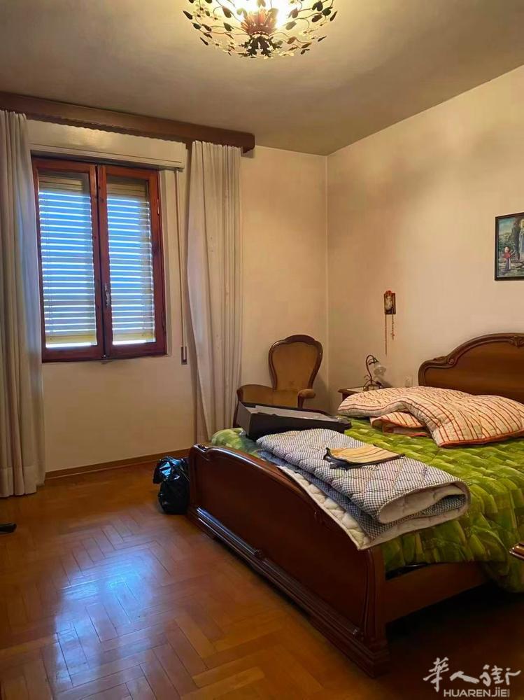 esselunga附近三室一厅出售顶楼有电梯带小车库售价23.9万