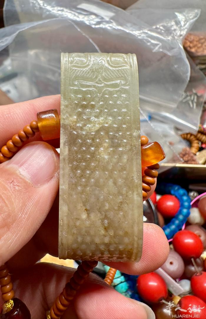 惠让高古和田玉剑彘一枚，搭配四粒西玛，两粒百年蜜蜡珠和一枚远古和田玉勒子，剑彘玉