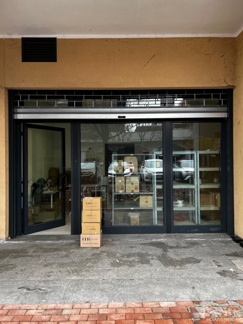 米兰近郊Cormano住宅区临街店面转让