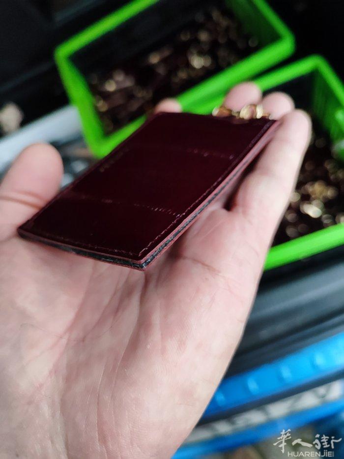 assago 皮包工厂招女的油漆工一位 按月 细货 备居留