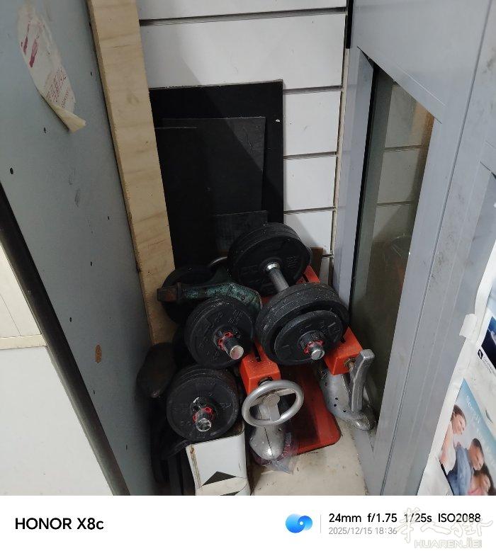 米兰华人街有一套修改机器卖掉3台juki平车2台打边机器，一台双针机器一台烫机，