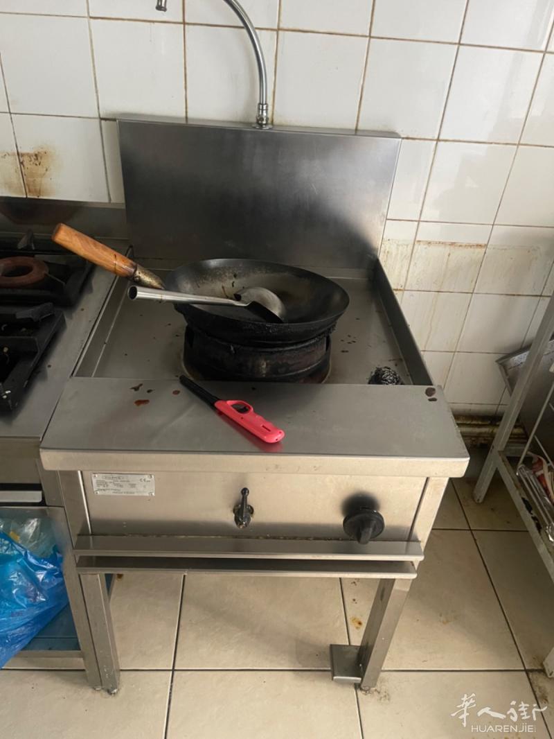 出二手单炒炉和4眼火炉，单炒炉3万5KW，4眼炉4✖️10000W。两个一起600欧出。