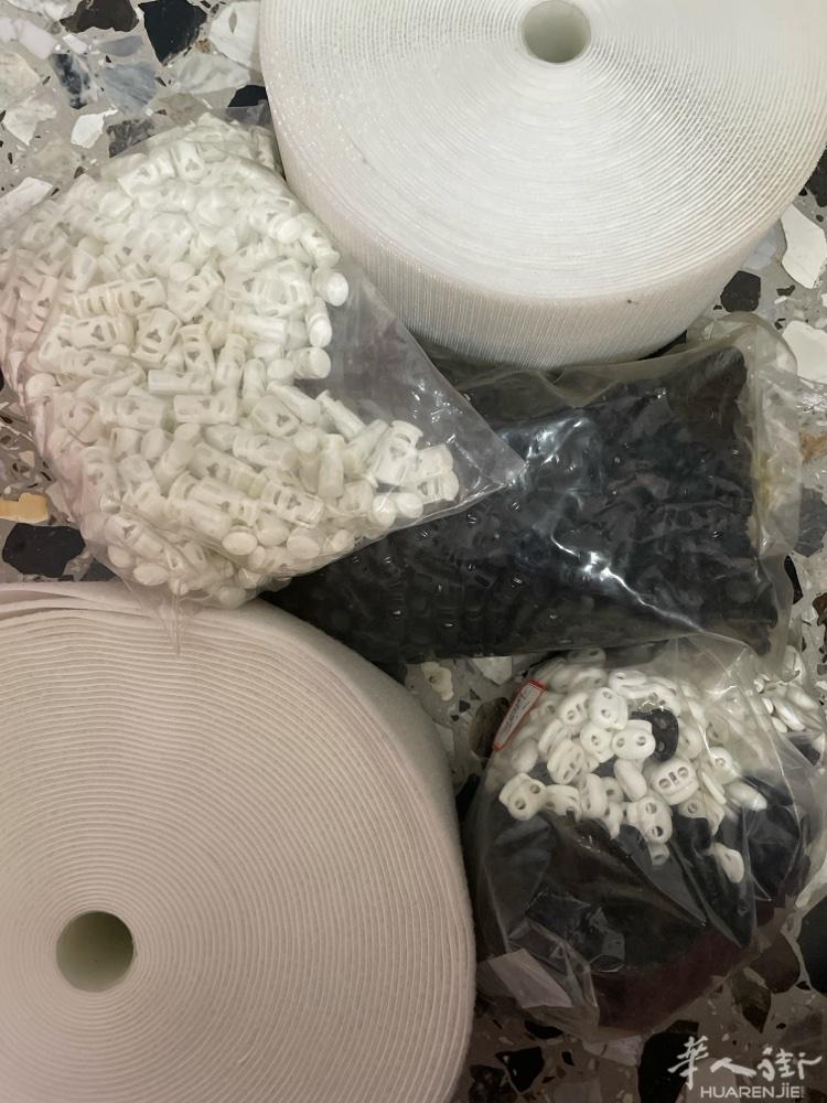 仓库倒卖 烟，有各种颜色雌雄带， 包边袋，塑料扣铁扣，货量很大白菜价 价格可谈