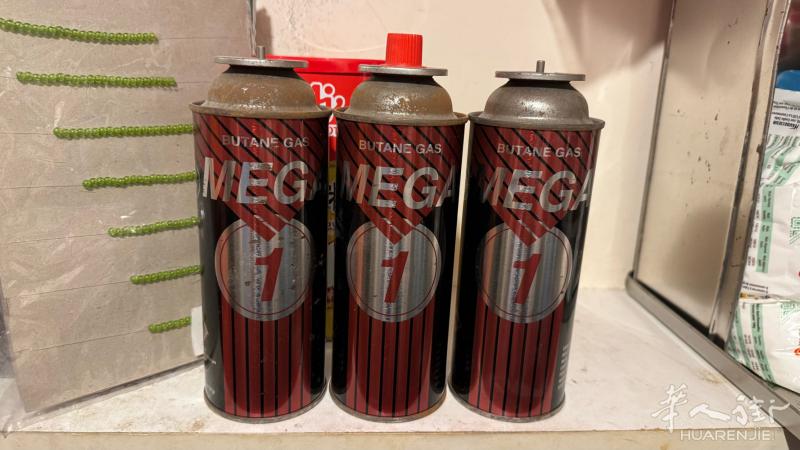 卡式炉气罐 （2新1旧） + 31个火锅捞网 ， 一共便宜样10€