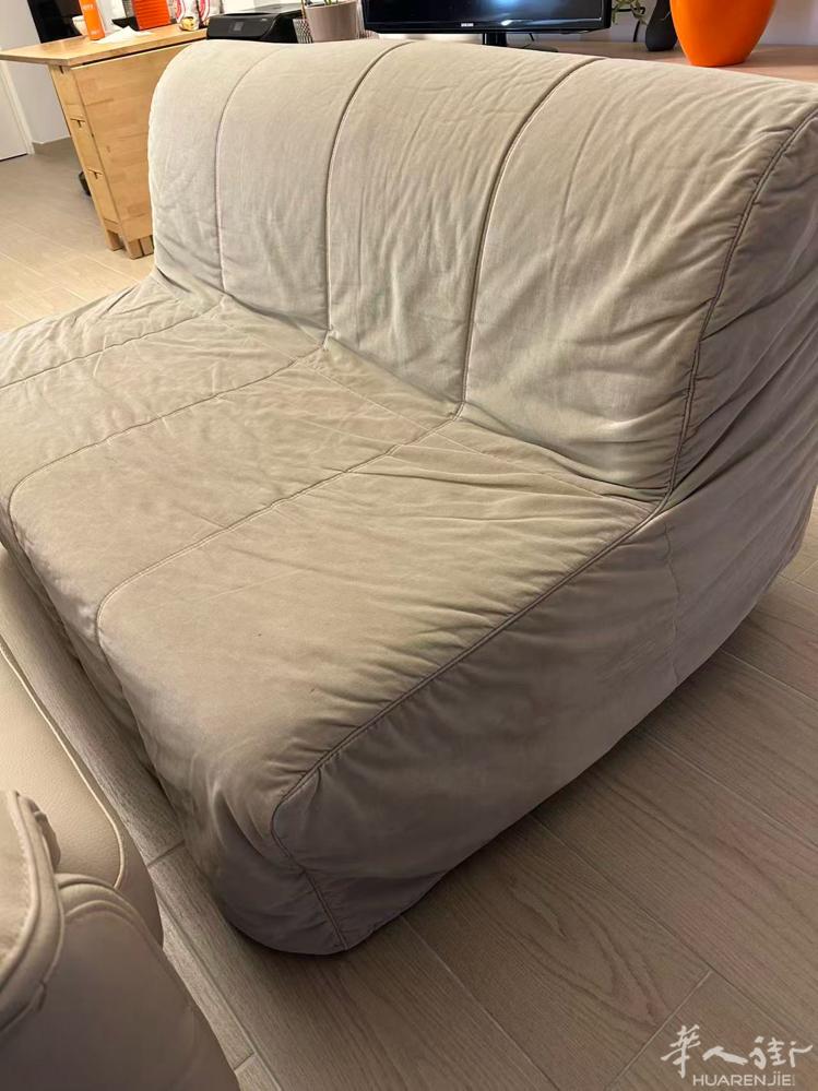 有一张沙发床，状态良好，搬家出售，80欧自取