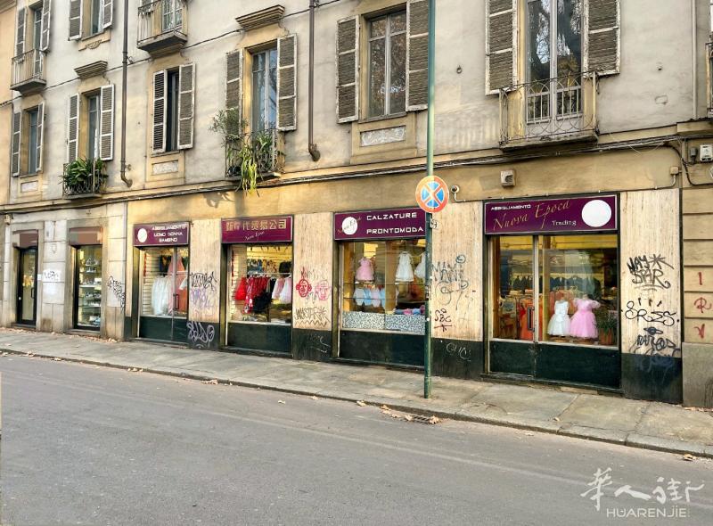 都灵店铺转让 大卖散边 4个门面150平方 另加停车位和仓库 可开食品店 有兴趣