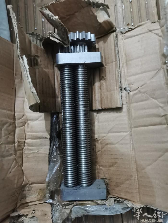全新做面机500欧，不锈钢锅1套4个（其中一个有盖）94区自取，需要的老板请发短