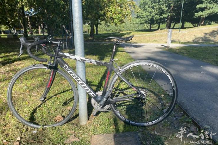 急出一辆公路车碳纤维，少个后轮格是150不砍价，其