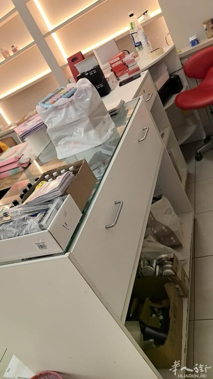 米兰花华人街CASA和高级原木🪵餐桌出二手。需要自提。有意者联系3515856